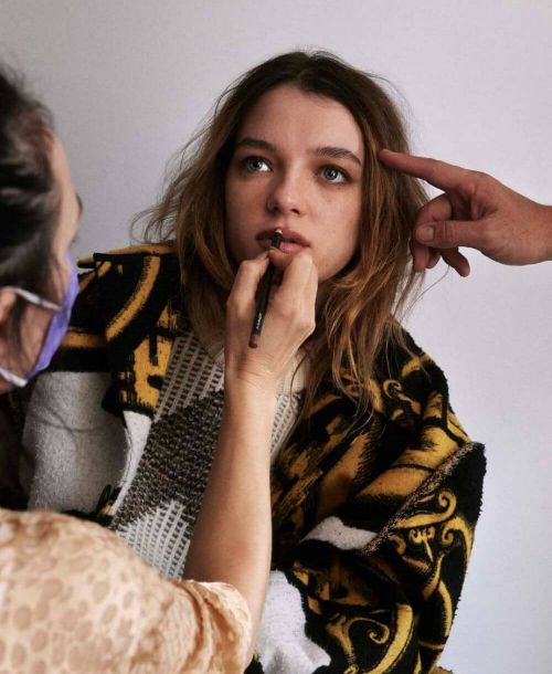 Esme Creed-Miles Photoshoot in ContentMode Magazine, November 2021 Issue 1