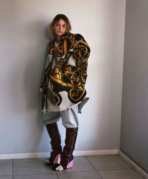 Esme Creed-Miles Photoshoot in ContentMode Magazine, November 2021 Issue 2