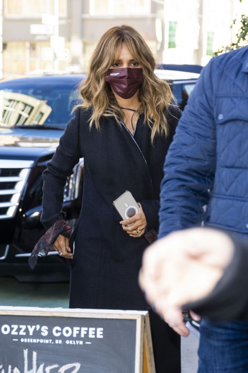 Halle Berry wears Face Mask Heading to a Studio in Brooklyn 11/03/2021