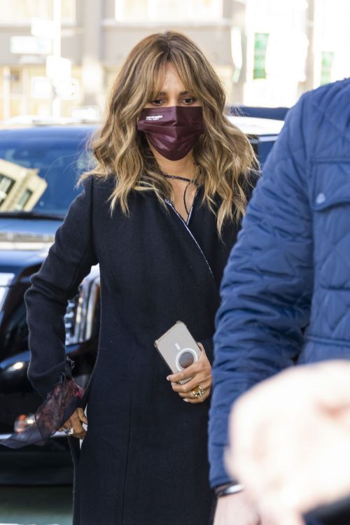 Halle Berry wears Face Mask Heading to a Studio in Brooklyn 11/03/2021