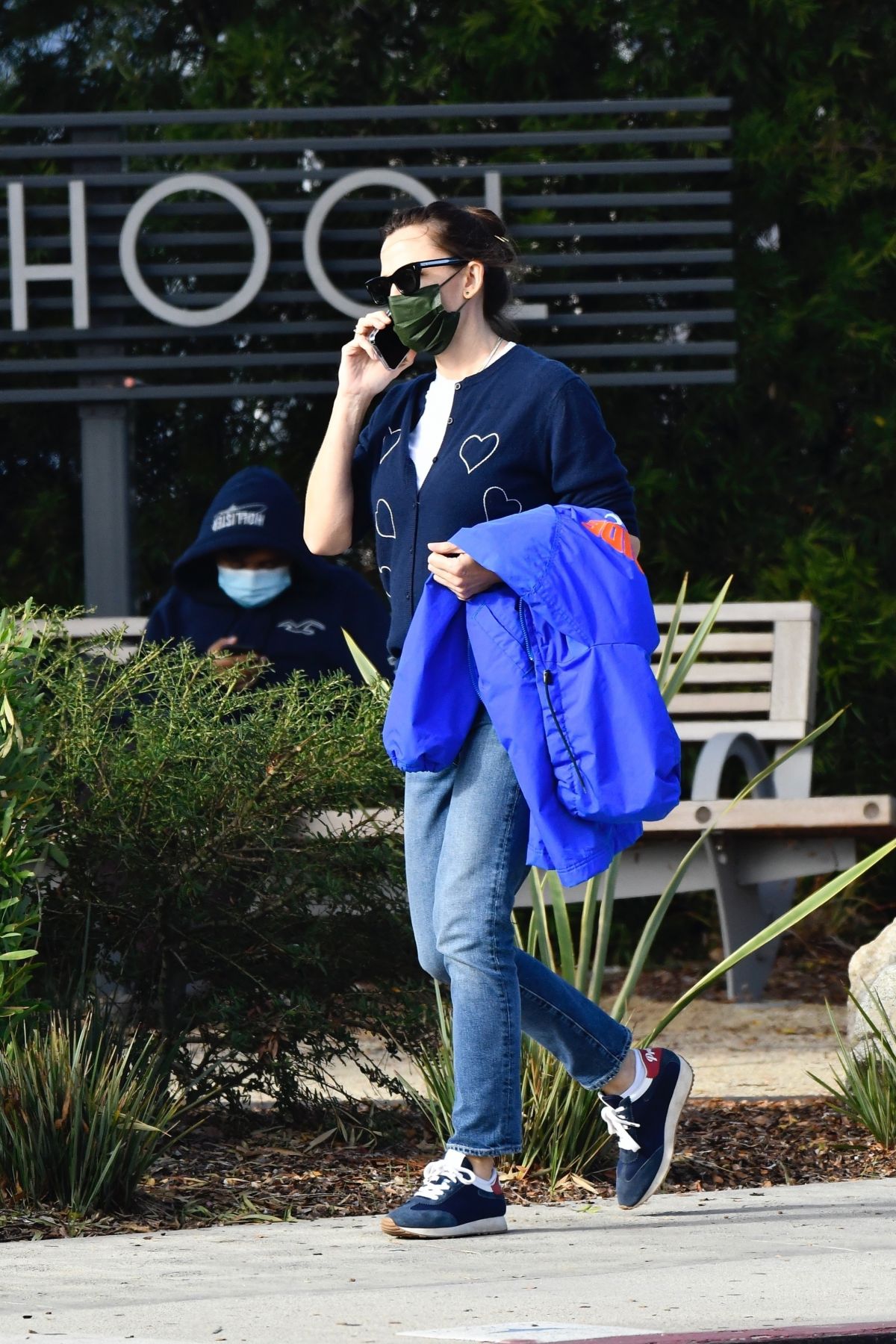 Jennifer Garner Picks up Her Son from School in Brentwood 11/04/2021