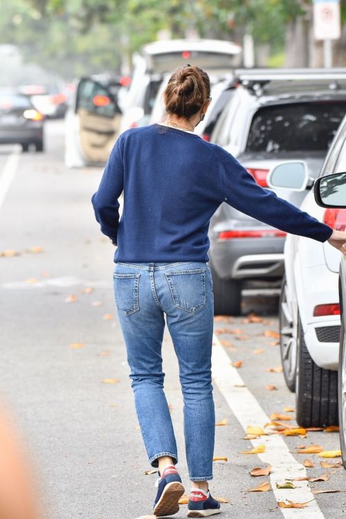 Jennifer Garner Picks up Her Son from School in Brentwood 11/04/2021 1