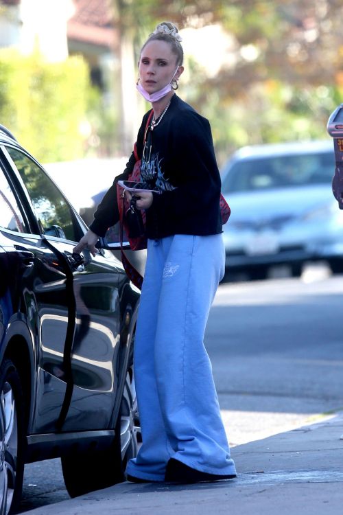 Juno Temple Out Shopping on Melrose in Los Angeles 11/04/2021 3