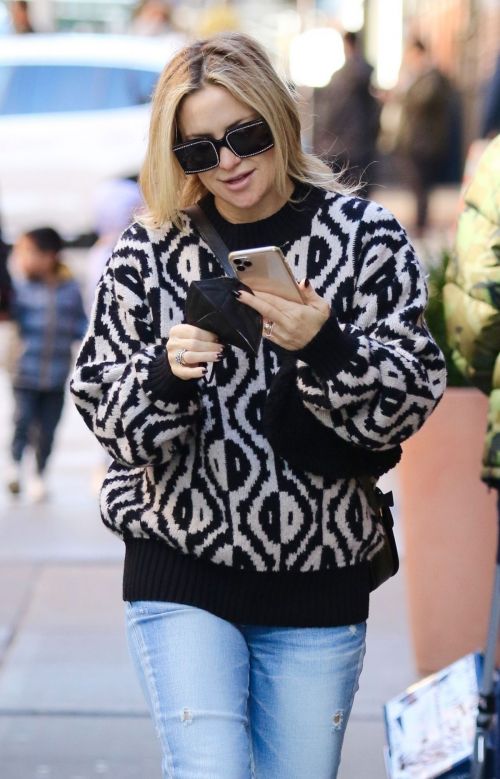 Kate Hudson in Denim and Black and White Sweater Out in New York 11/05/2021 1