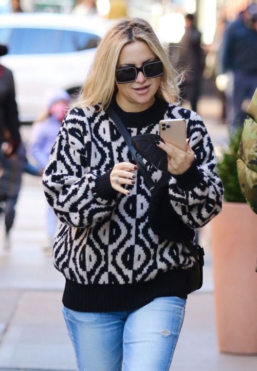 Kate Hudson in Denim and Black and White Sweater Out in New York 11/05/2021 4