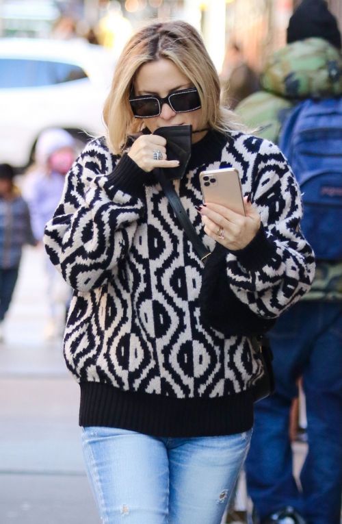 Kate Hudson in Denim and Black and White Sweater Out in New York 11/05/2021 3