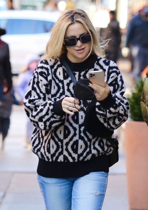 Kate Hudson in Denim and Black and White Sweater Out in New York 11/05/2021 4