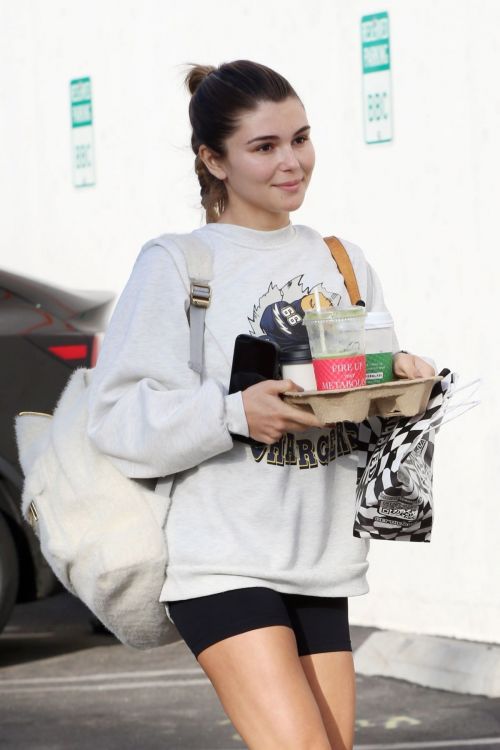 Olivia Jade Giannulli Carrying Coffee for Her Friends at Studio in Los Angeles 11/05/2021