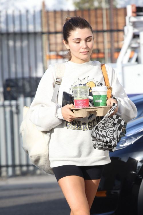Olivia Jade Giannulli Carrying Coffee for Her Friends at Studio in Los Angeles 11/05/2021 4