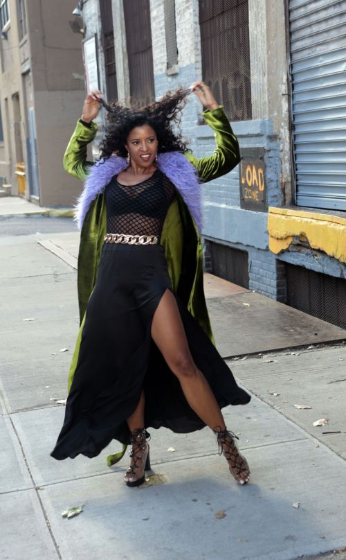 Renee Elise Goldsberry on the Set of Girls 5 Eva in New York 11/03/2021 3