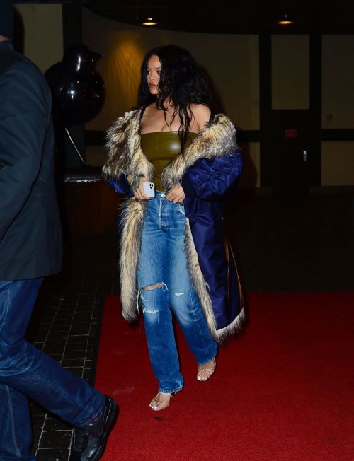 Rihanna in Ripped Jeans Out for Dinner in New York 11/03/2021 1