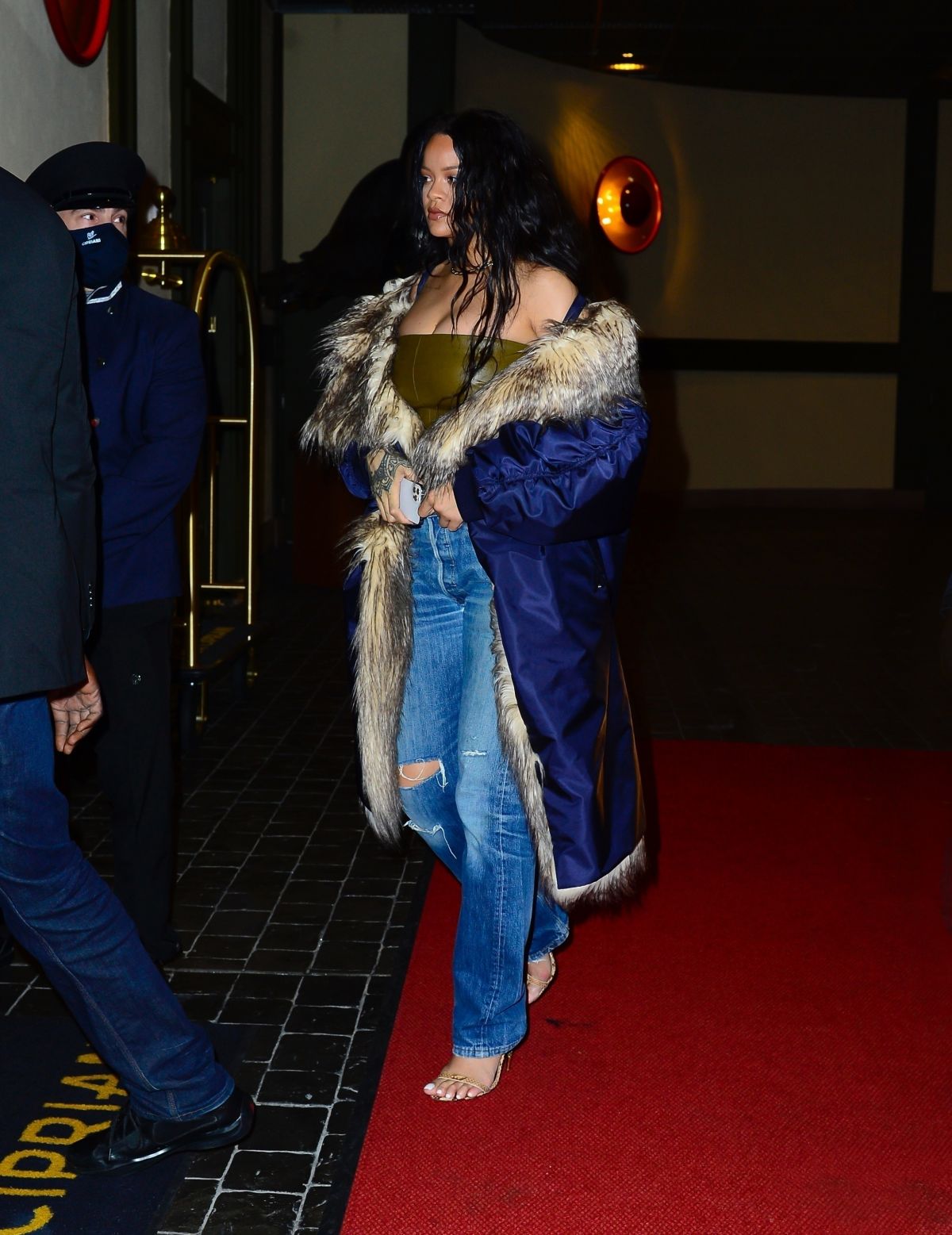Rihanna in Ripped Jeans Out for Dinner in New York 11/03/2021 4