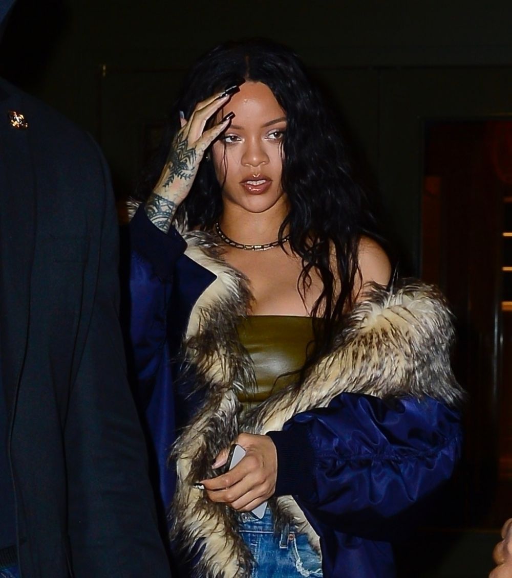 Rihanna in Ripped Jeans Out for Dinner in New York 11/03/2021 2