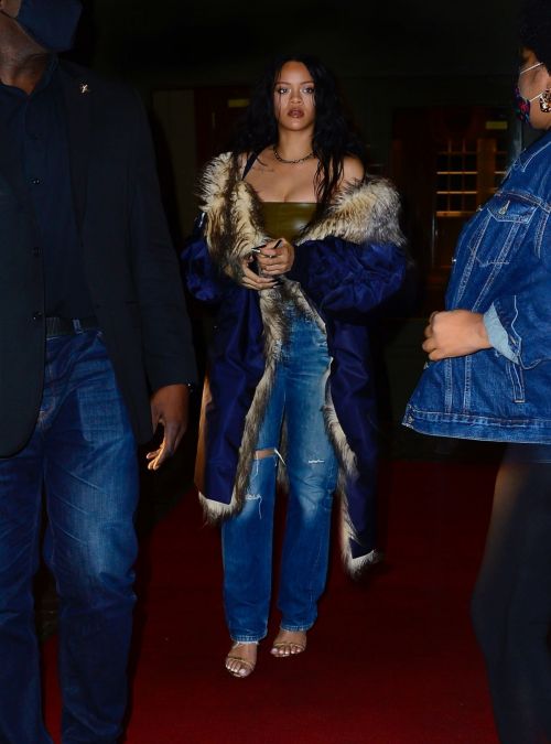 Rihanna in Ripped Jeans Out for Dinner in New York 11/03/2021 3