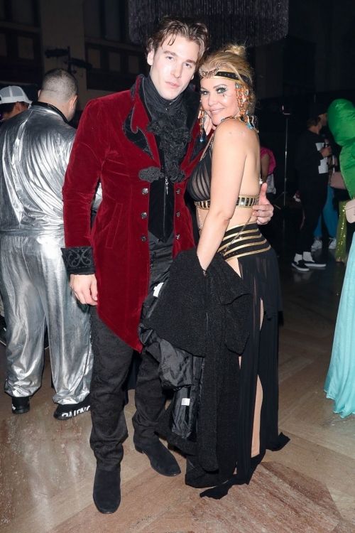 Shanna Moakler as Cleopatra arrives at Halloween Party in Los Angeles 10/30/2021 6
