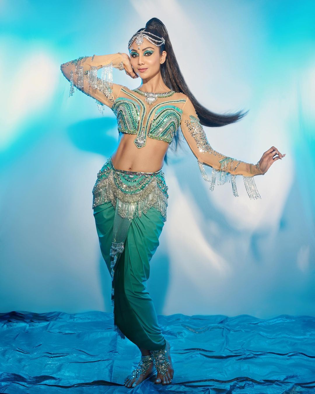 Shilpa Shetty flaunts her abs in Beautiful Mermaid Dress at Super Dancer - Chapter 4 10/09/2021