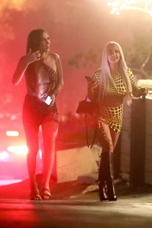 Tana Mongeau Out for Dinner with Friends at Yamashiro in Los Angeles 11/03/2021 1