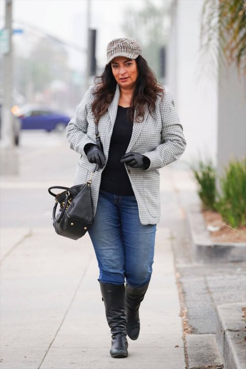 Alice Amter Day Out After Having Lunch in Studio City 12/06/2021 1