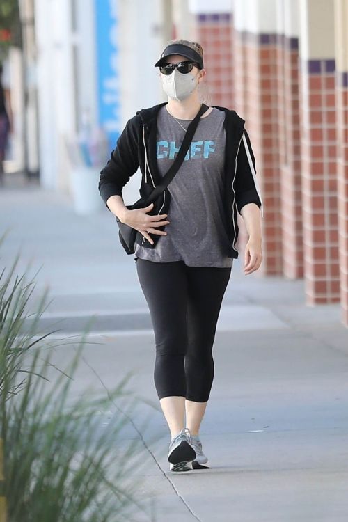 Amy Adams in Grey T-Shirt with Tights Out and About in Beverly Hills 12/05/2021 8