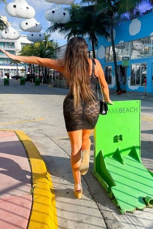 Claudia Romani flashes her legs Out at Art Basel in Miami 12/06/2021 4