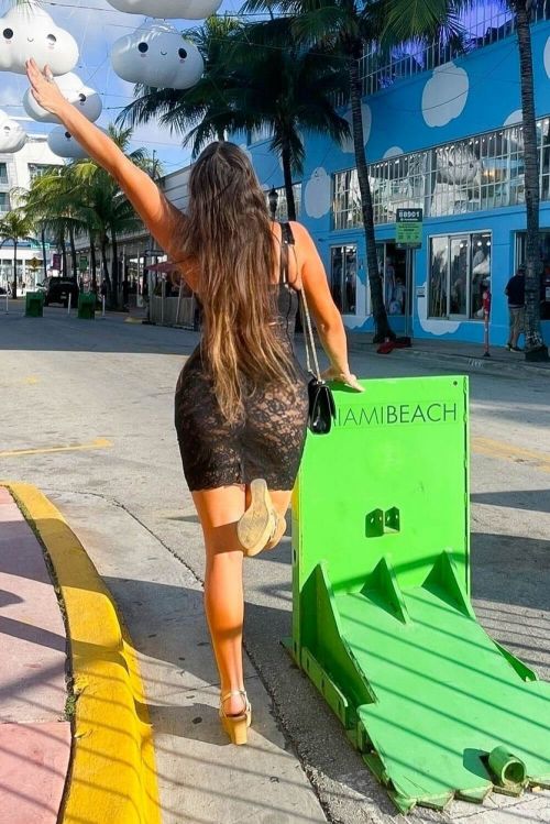 Claudia Romani flashes her legs Out at Art Basel in Miami 12/06/2021 5