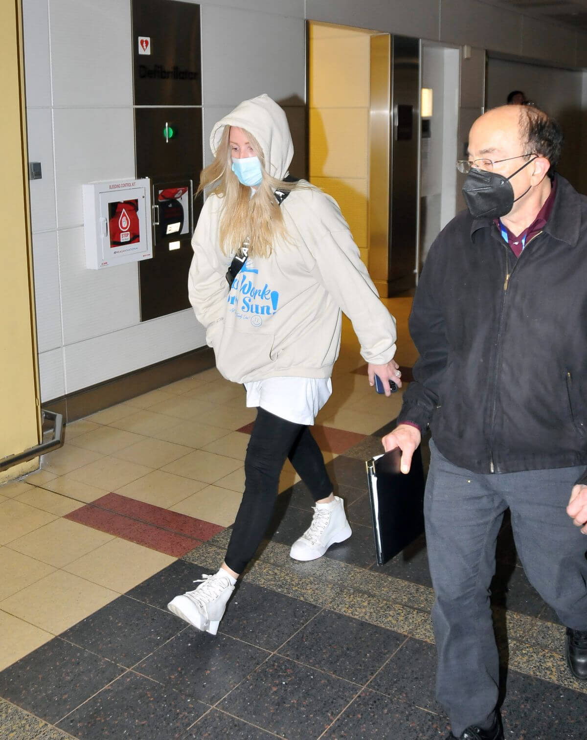 Ellie Goulding wears Hoodies and Tights at Airport in Washington DC 12/10/2021