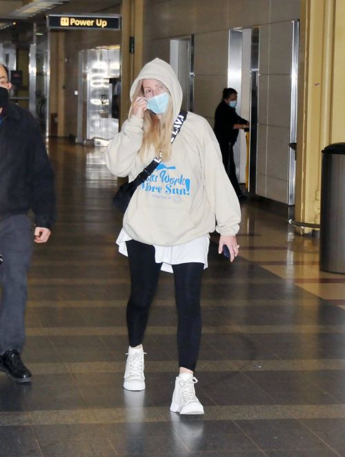 Ellie Goulding wears Hoodies and Tights at Airport in Washington DC 12/10/2021 1