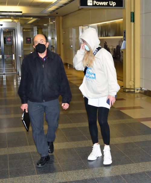 Ellie Goulding wears Hoodies and Tights at Airport in Washington DC 12/10/2021 2
