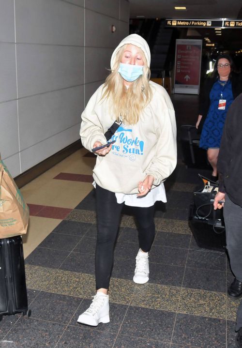 Ellie Goulding wears Hoodies and Tights at Airport in Washington DC 12/10/2021 3