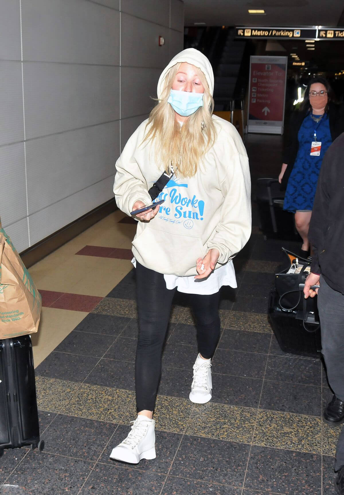 Ellie Goulding wears Hoodies and Tights at Airport in Washington DC 12/10/2021 2