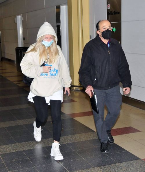 Ellie Goulding wears Hoodies and Tights at Airport in Washington DC 12/10/2021 3
