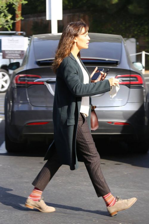 Jennifer Garner Day Out for a Business Meeting in Brentwood 6