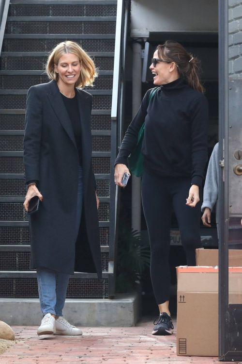 Jennifer Garner seen in Black Outfit Leaves an Office in Brentwood 11/19/2021 3