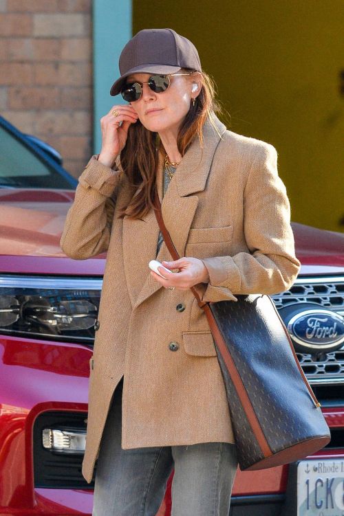 Julianne Moore and Bart Freundlich Walks Out in New York 11/18/2021 4