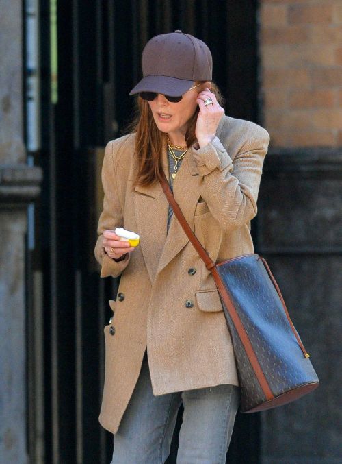 Julianne Moore and Bart Freundlich Walks Out in New York 11/18/2021 5