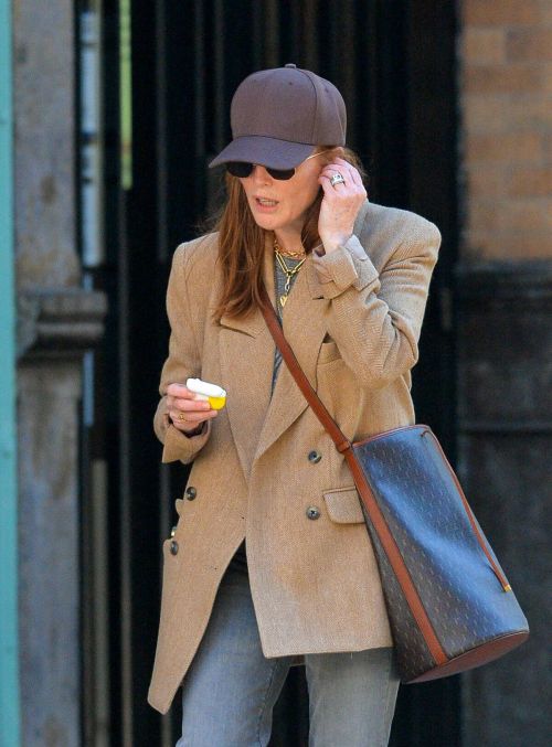 Julianne Moore and Bart Freundlich Walks Out in New York 11/18/2021 2