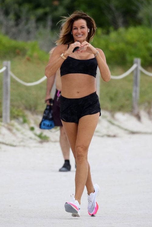 Kelly Killoren Bensimon seen in Short During Jogging on the Beach in Miami 11/18/2021 3