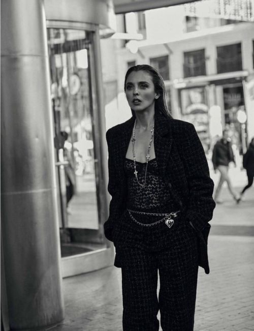 Leticia Dolera Photoshoot for Elle Magazine, Spain December 2021 1