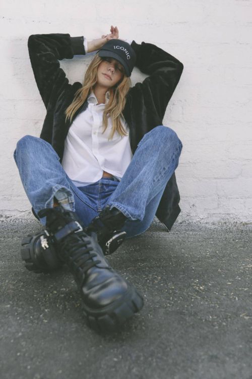 Makenzie Raine Photoshoot for Dlarez Magazine, November 2021 6