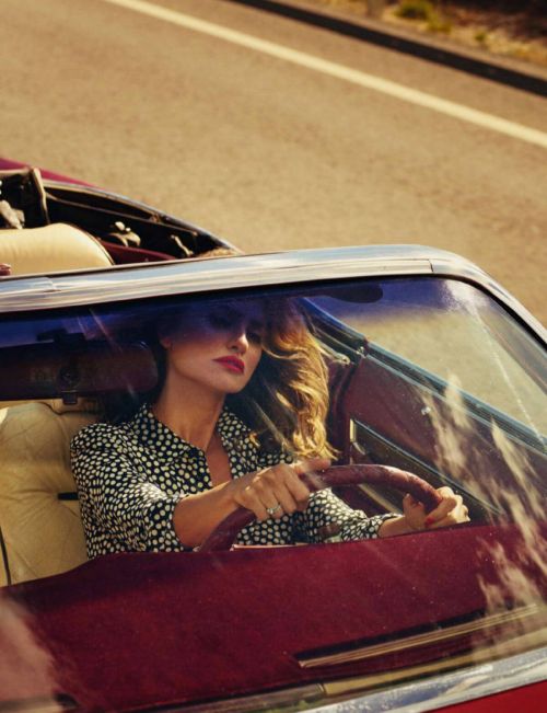 Penelope Cruz Photoshoot in Elle Magazine, Spain December 2021 5