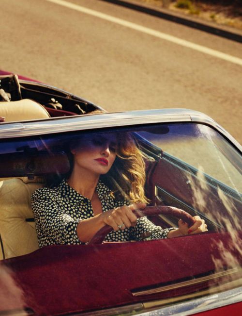 Penelope Cruz Photoshoot in Elle Magazine, Spain December 2021 3