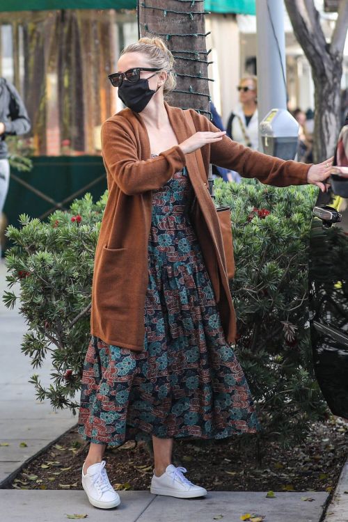 Reese Witherspoon seen in Floral Gown Out for Brunch in Beverly Hills 11/20/2021 3