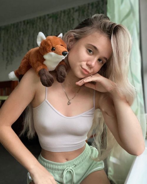 Alisa Goldfinch Pose in Tank Top and Short With Her Fox Teddy, January 2022 1
