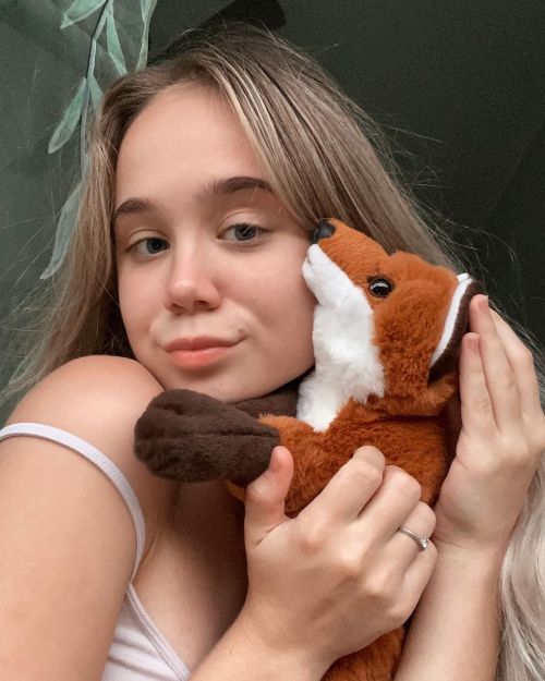 Alisa Goldfinch Pose in Tank Top and Short With Her Fox Teddy, January 2022 2