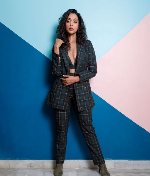 Anupria Goenka in Checked Outfit Designed by Ranbir Mukherjee, December 2021 3