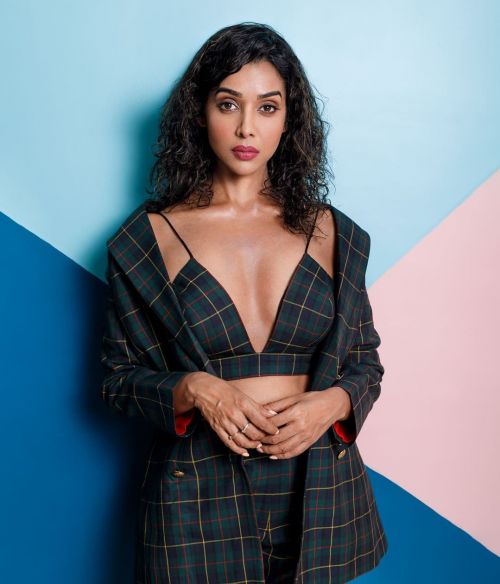 Anupria Goenka in Checked Outfit Designed by Ranbir Mukherjee, December 2021 4