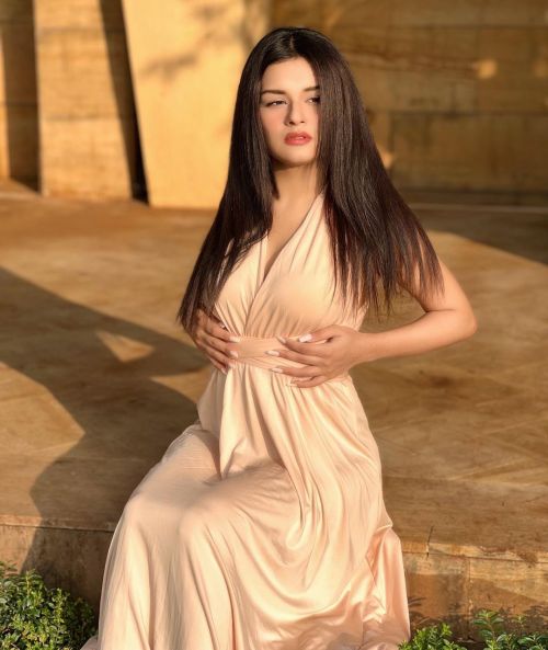 Avneet Kaur photoshoot in a gown in Lonavala, Maharashtra, January 2022 2