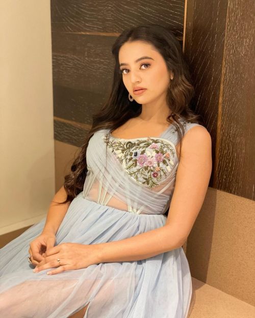 Helly Shah in Beautiful Sky Blue Outfit Designed by World of Asra, December 2021 3