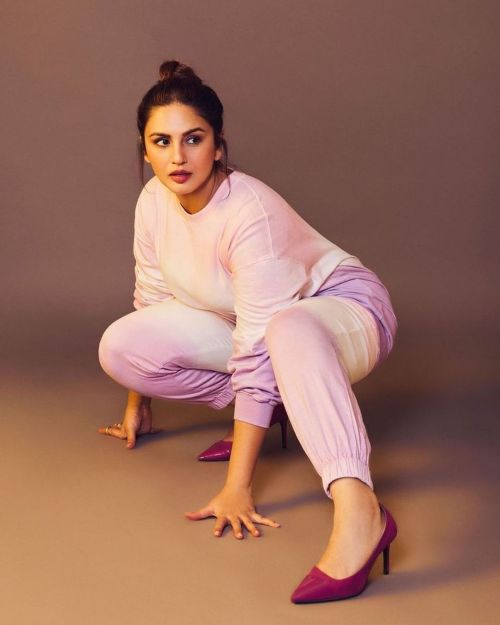 Huma Qureshi wear Stylish Outfit Designed by How When Wear, January 2022 1