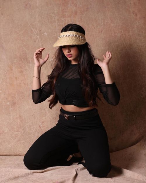 Jannat Zubair Photoshoot in Black Top with Denim Done By Anish Ajmera, December 2021 3